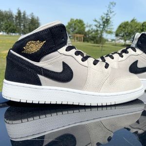 Jordan 1 - Light Bone (4y)/ 5.5 Women’s *new laces